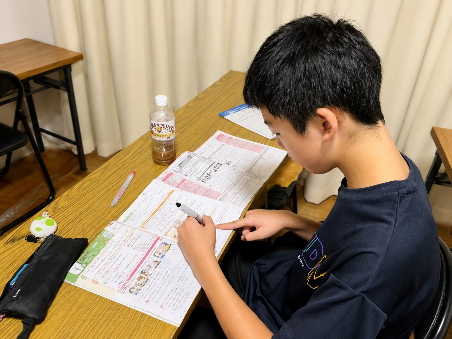 自習室で集中して学習する生徒