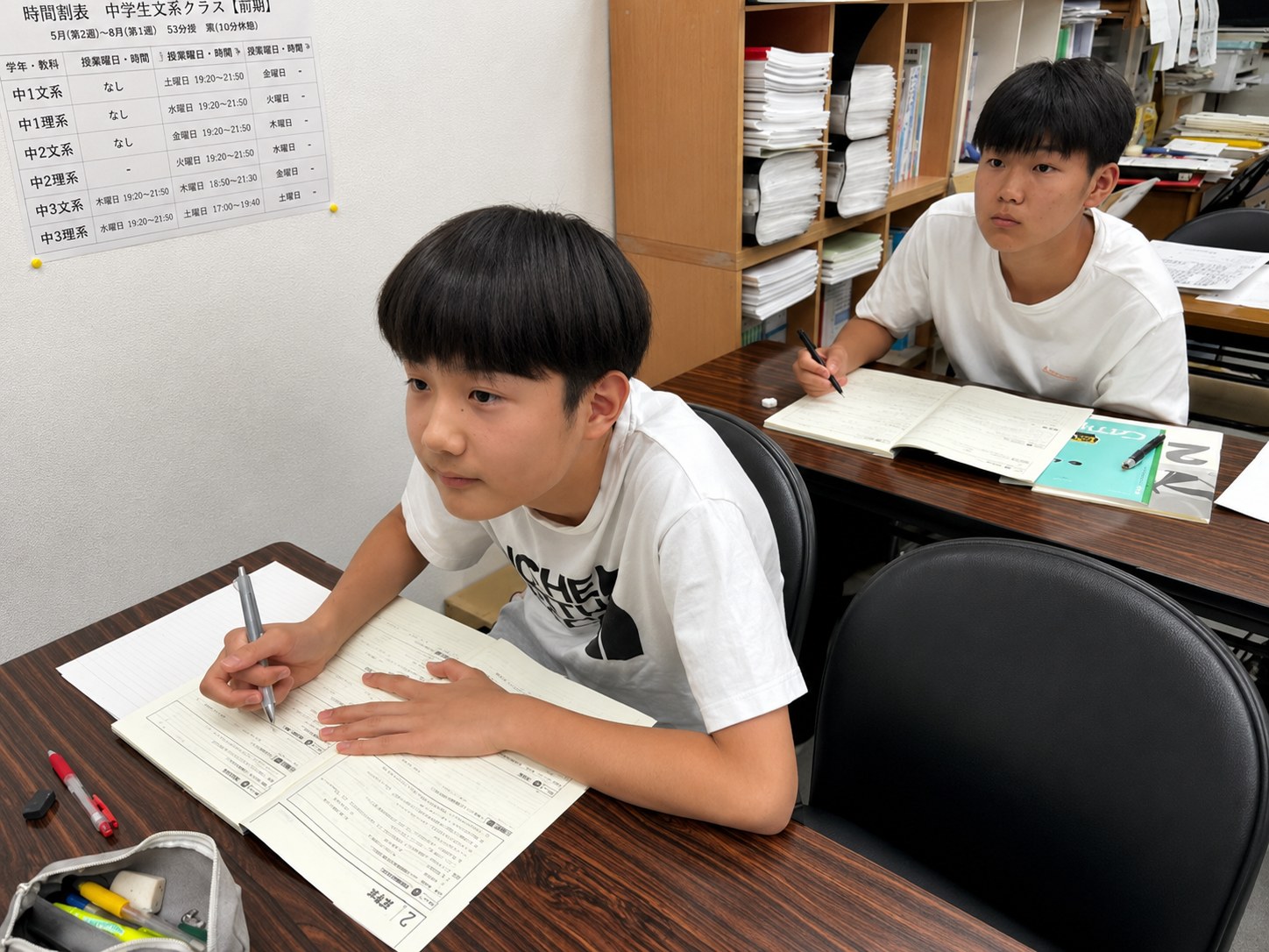 中学生が授業と演習に取り組んでいる様子