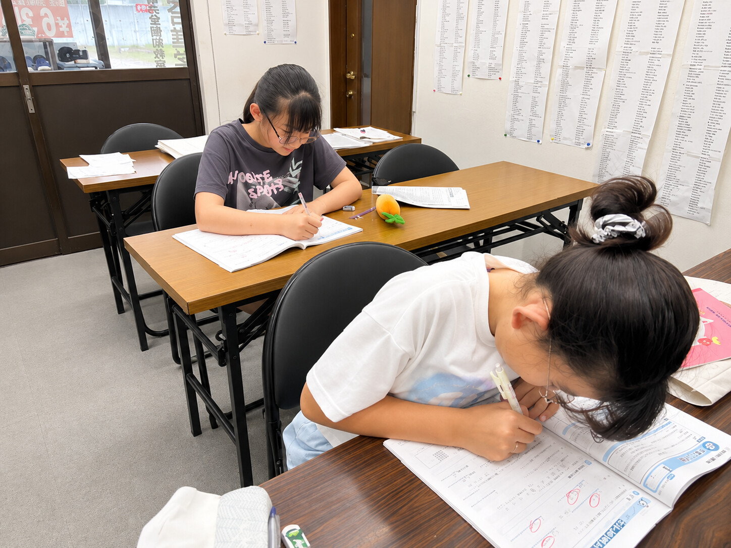 先生と一緒に学習する生徒