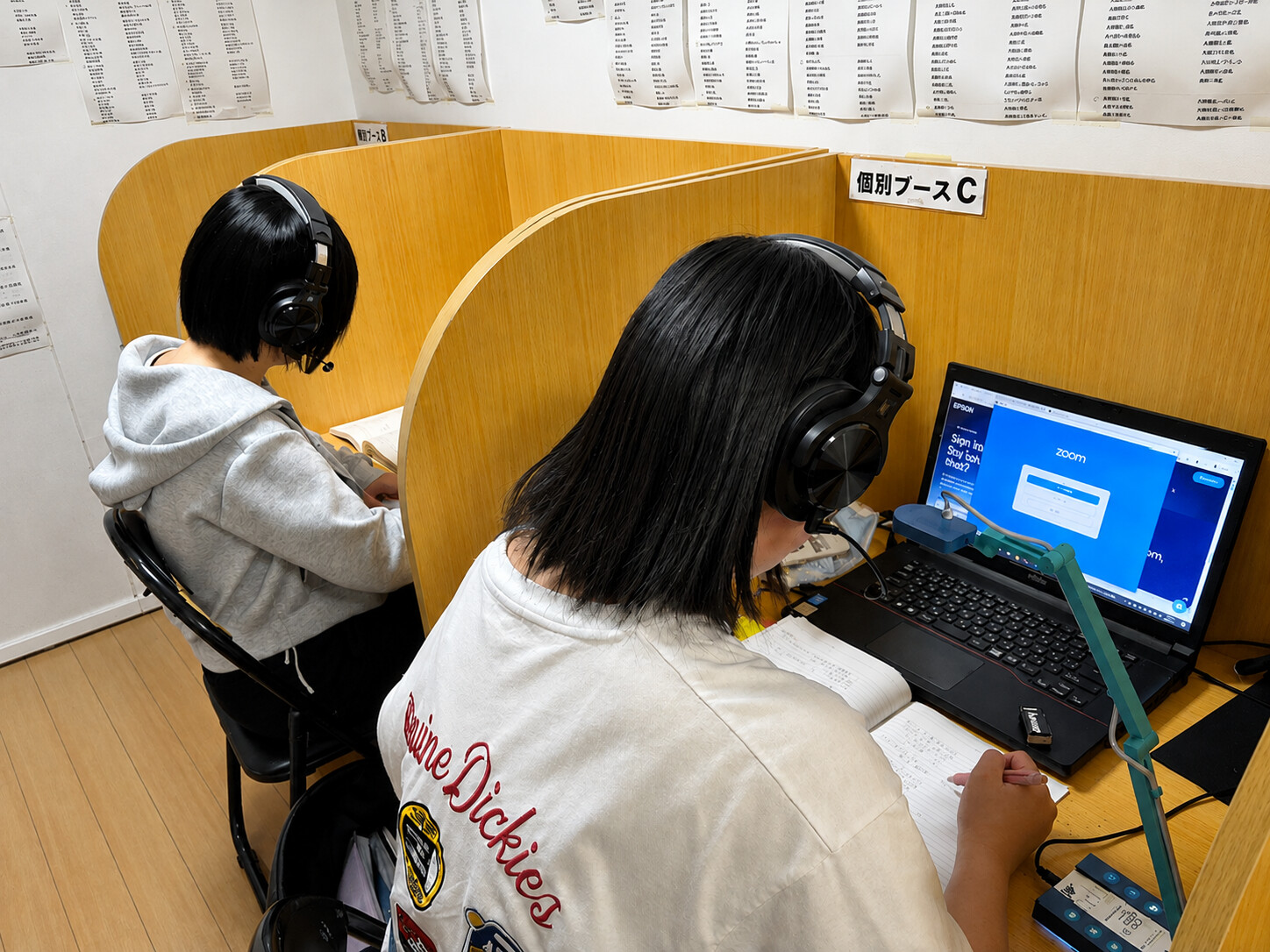 教室で集中して学習する高校生