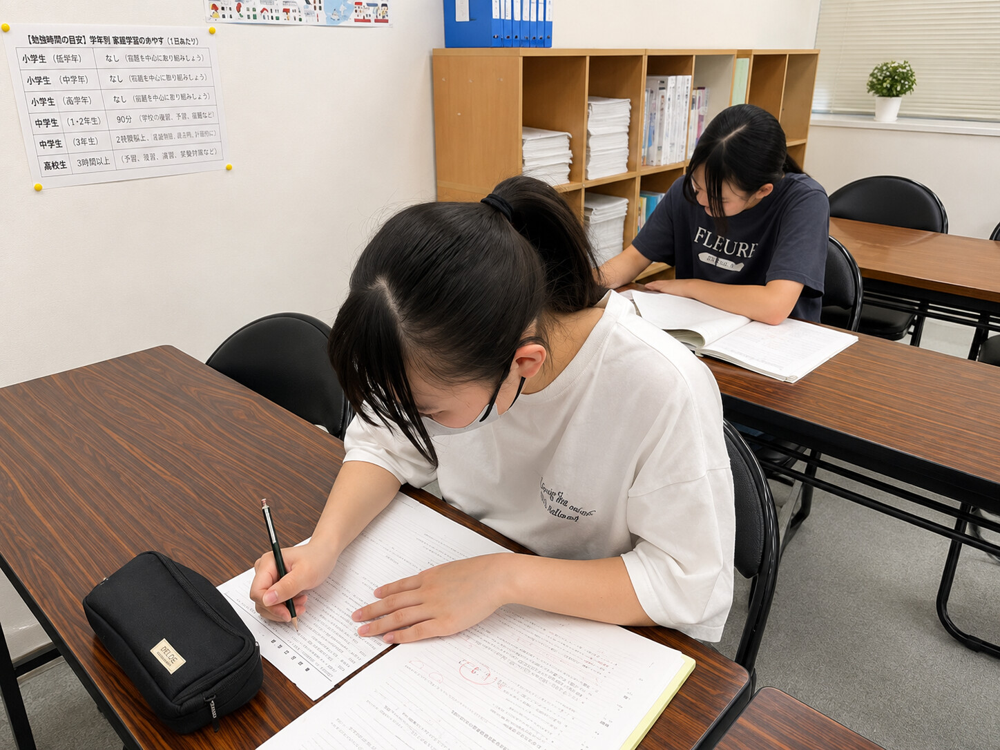 教室で集中して問題に取り組む中学生