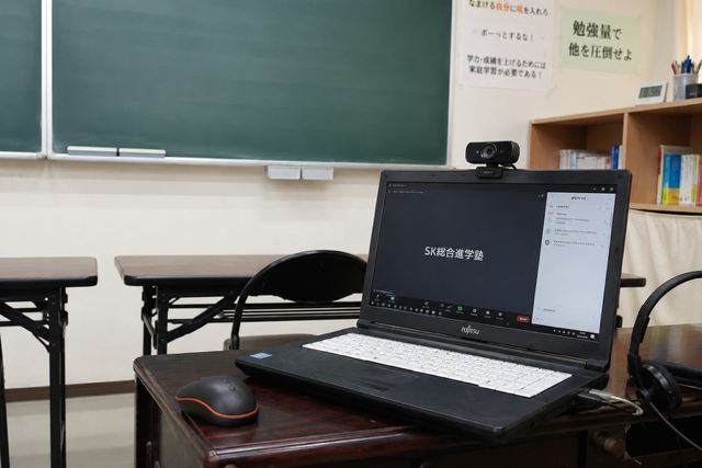 先生と生徒が学習内容を確認する様子